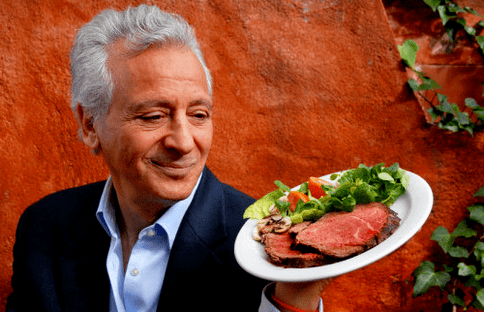 Pierre Dukan drži tanjur s proteinskim proizvodima